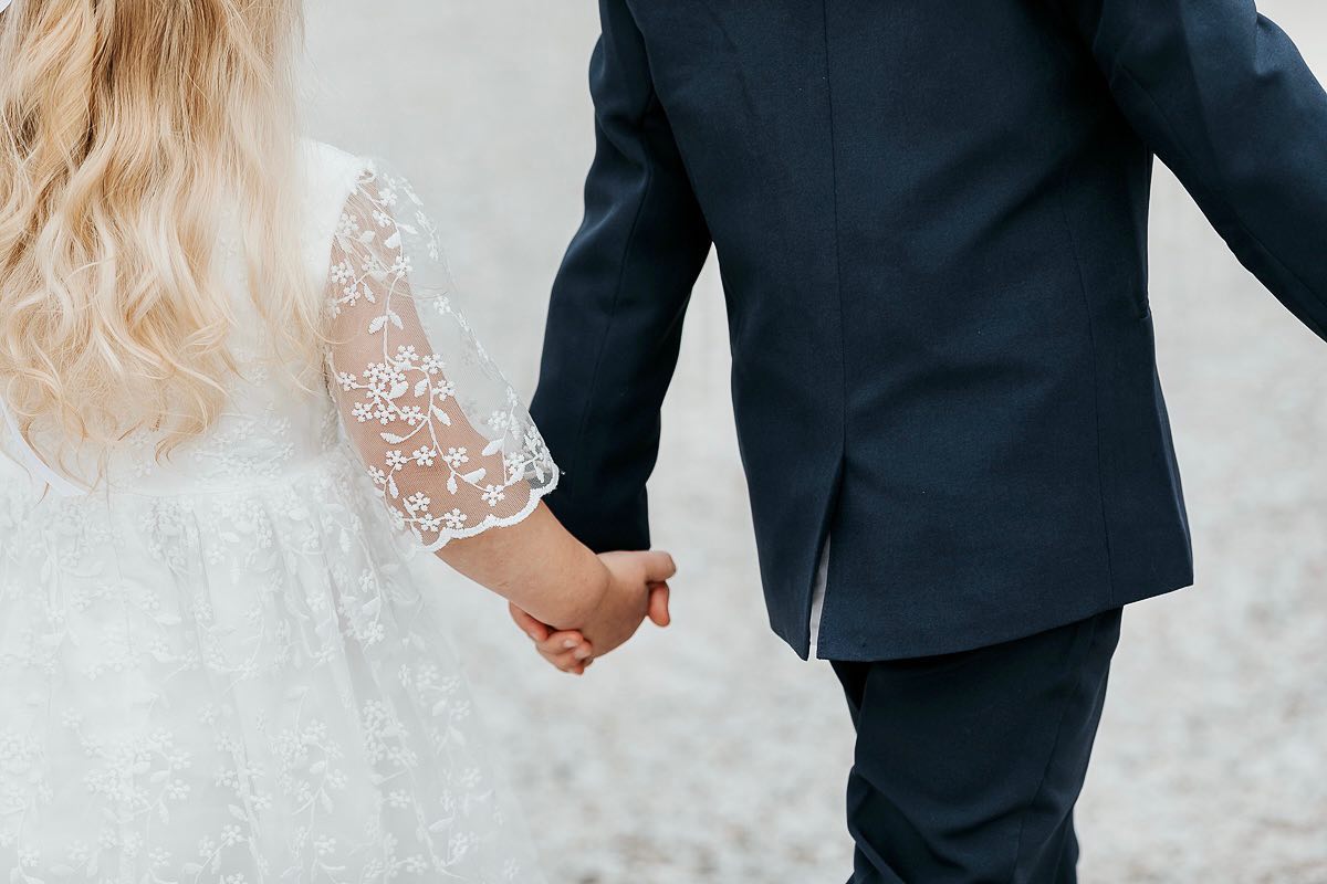 Hand i hand, på väg till mamma och pappas bröllop ♥️

#drömbröllopgotland #djupvik #bröllopsfotograf #bröllopsfotografgotland #syskon #handihand #gotland